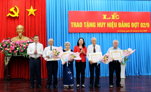Ban Thường vụ Tỉnh ủy An Giang: Trao huy hiệu Đảng đợt 2-9
