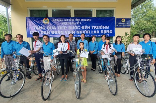 Tặng quà “Tiếp bước đến trường” con đoàn viên có hoàn cảnh khó khăn