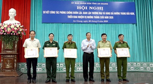 Dựa vào dân để chống buôn lậu