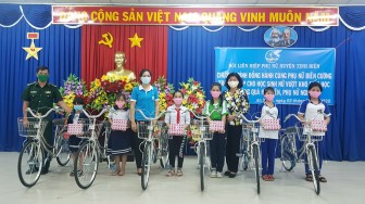 Trao xe đạp cho học sinh nghèo hiếu học xã An Nông