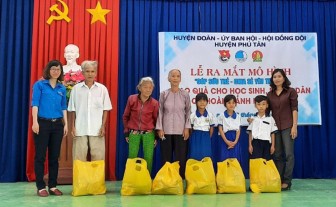 Phú Tân ra mắt mô hình “Góp sức trẻ - Chia sẻ yêu thương”