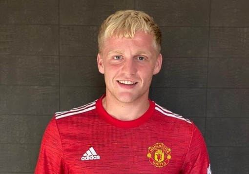 Donny van de Beek chính thức gia nhập Manchester United