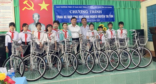 Ban Thường trực UBMTTQVN tỉnh An Giang tặng 50 xe đạp cho các học sinh nghèo huyện Tri Tôn
