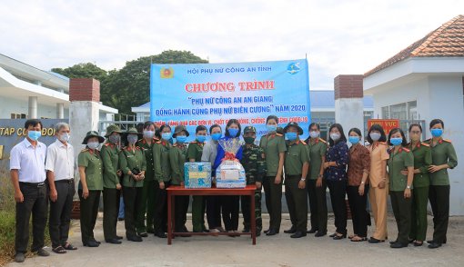 Thăm, tặng quà lực lượng làm nhiệm vụ phòng, chống dịch COVID-19 ở biên giới
