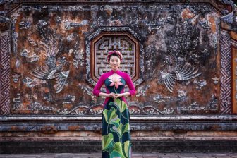 Mỹ nhân có mái tóc đẹp nhất Hoa hậu Việt Nam 2016 tái xuất với áo dài hoa sen