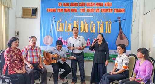 Tiếng đờn ca giữa lòng phố