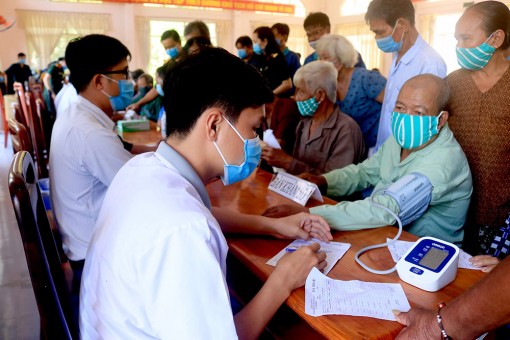 Bộ Chỉ huy Quân sự tỉnh An Giang tặng quà và khám, chữa bệnh cho gia đình chính sách, hộ nghèo