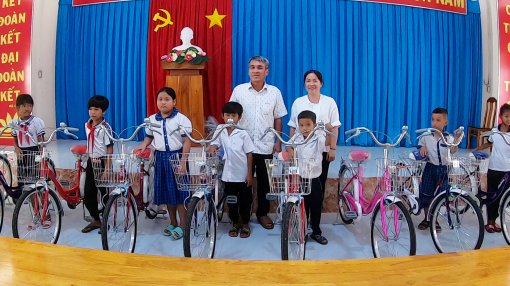 Học sinh nghèo Tri Tôn được “Tiếp sức đến trường”