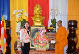 Bí thư Tỉnh ủy Võ Thị Ánh Xuân thăm, tặng quà các chùa Khmer nhân dịp lễ Sene Dolta