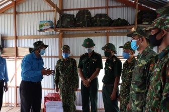 Liên đoàn Lao động tỉnh An Giang thăm và tặng quà cán bộ, chiến sĩ làm nhiệm vụ phòng, chống dịch bệnh COVID-19
