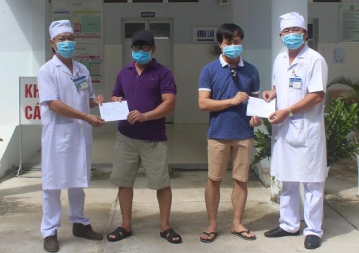 Bạc Liêu trao giấy xuất viện cho 2 bệnh nhân COVID-19