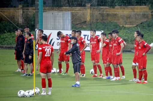 Bóng đá trở lại với nhiều âu lo