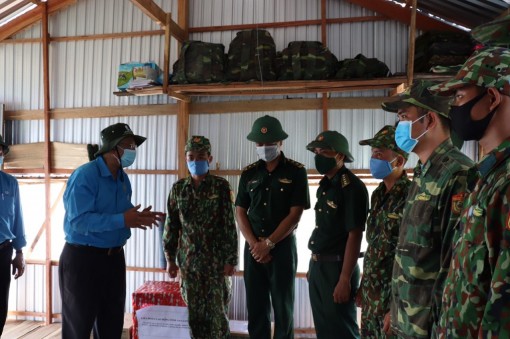 Liên đoàn Lao động tỉnh An Giang thăm và tặng quà cán bộ, chiến sĩ làm nhiệm vụ phòng, chống dịch bệnh COVID-19