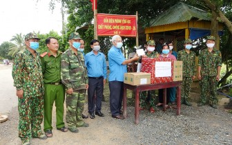 Liên đoàn Lao động tỉnh An Giang thăm lực lượng phòng, chống dịch Covid-19 trên tuyến biên giới Tri Tôn