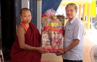 Bí thư, Chủ tịch UBND huyện Tri Tôn thăm các chùa Khmer