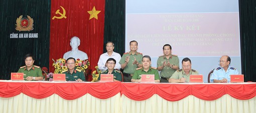 Phối hợp đấu tranh phòng, chống buôn lậu, gian lận thương mại và hàng giả