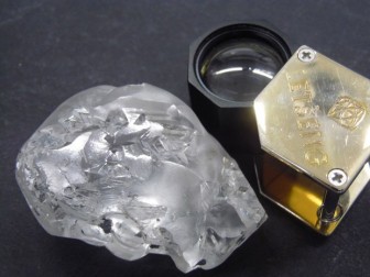 Phát hiện viên kim cương khổng lồ nặng 442 carat tại châu Phi