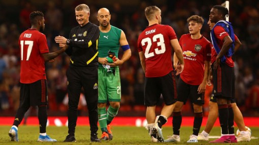 Cận kề khai màn, nhân sự Man United vẫn “rối như tơ vò”