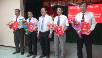 TX. Tân Châu công bố và trao quyết định về công tác cán bộ