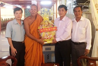 Thăm, tặng quà các vị chức sắc tiêu biểu của Phật giáo Nam tông Khmer nhân lễ Sene Dolta