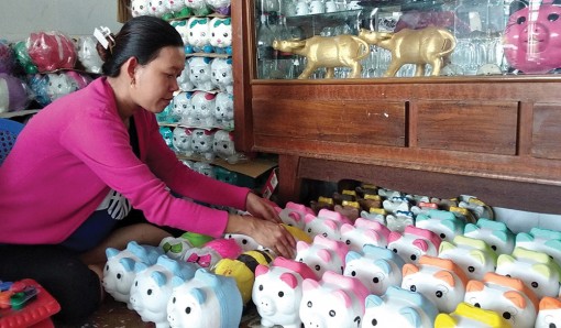 Nghề “trang điểm” cho heo đất