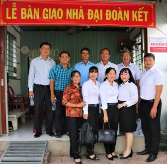 Ủy ban MTTQ Việt Nam tỉnh An Giang và Ngân hàng Agribank bàn giao 34 căn nhà Đại đoàn kết cho các hộ nghèo, cận nghèo, khó khăn