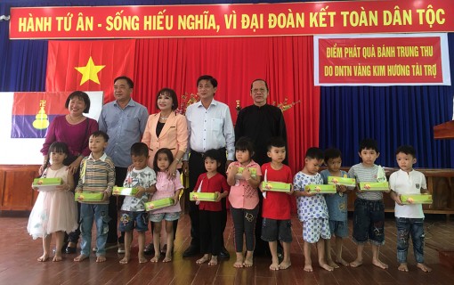 An Giang: 300 phần quà Trung thu đến với học sinh nghèo vùng dân tộc, tôn giáo