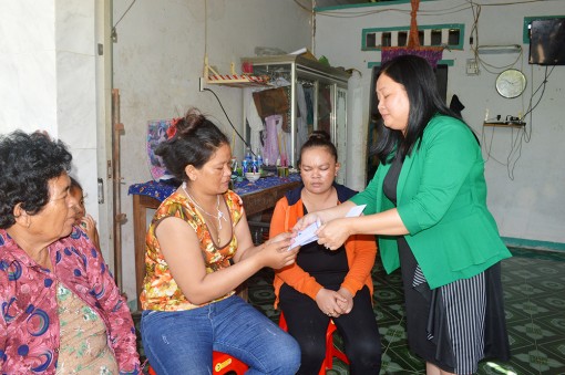 Công ty Cổ phần Môi trường đô thị An Giang trao tiền hỗ trợ gia đình 5 trẻ em bị đuối nước tại xã Văn Giáo