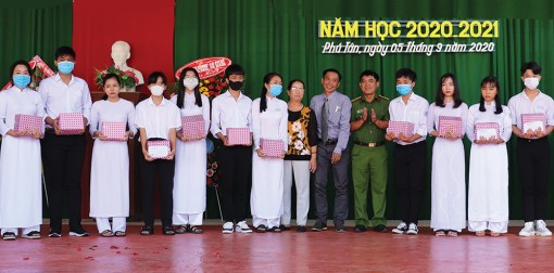 Đỡ đầu học sinh hoàn cảnh khó khăn