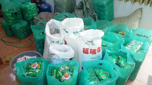 Bắt 2 vợ chồng sản xuất trà, bột ngọt giả nhiều nhãn mác
