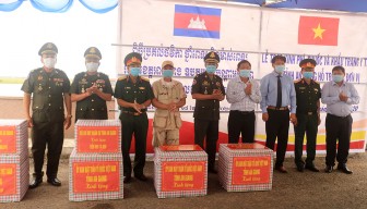 Thăm, tặng quà và trao kinh phí hỗ trợ của Chính phủ Việt Nam đối với các đơn vị thuộc Vương quốc Campuchia