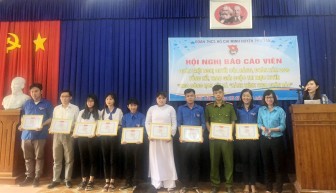 Phú Tân trao giải Cuộc thi “Hành trình theo chân Bác” và “Theo dòng lịch sử”