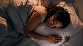 Lợi ích gây sửng sốt của thói quen bật điều hòa đắp chăn ngủ