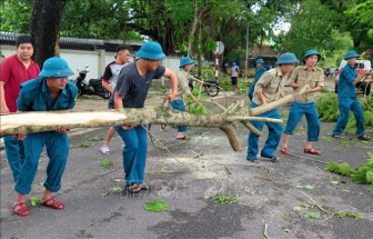 Bộ đội Thừa Thiên - Huế giúp dân khắc phục hậu quả bão số 5