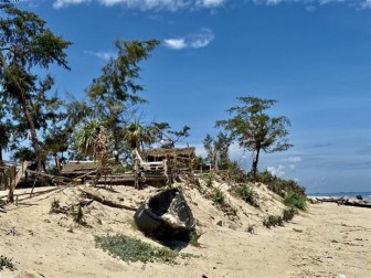 Thừa Thiên-Huế: Bờ biển tiếp tục sạt lở nặng sau bão số 5