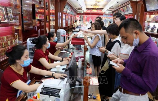 Giá vàng lao dốc xuống dưới mốc 55 triệu đồng/lượng