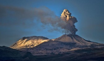 Peru: Núi lửa Sabancaya phun trào, phát tán tro bụi tới bán kính 20km