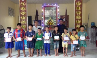 Trao 75 suất quà hỗ trợ học sinh nghèo biên giới