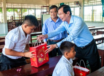 Phó Chủ tịch UBND tỉnh An Giang Lê Văn Phước thăm, tặng quà trung thu người già, trẻ em có hoàn cảnh đặc biệt