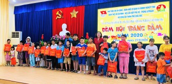 Tặng quà Trung thu cho 371 trẻ em có hoàn cảnh khó khăn ở TP. Châu Đốc