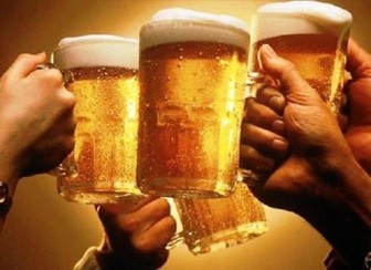 Từ 15-11, xúi giục, lôi kéo người khác uống bia sẽ bị phạt đến 1 triệu đồng