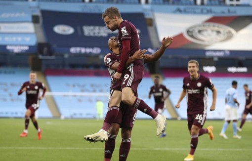 Thắng đậm Man City 5-2, Leicester chiếm ngôi đầu Premier League