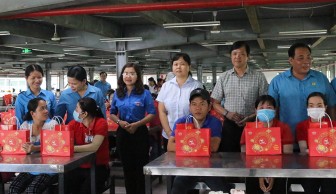 Liên đoàn Lao động tỉnh An Giang tặng quà Trung thu cho con đoàn viên, công nhân lao động