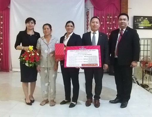 Prudential chi trả bảo hiểm cho khách hàng huyện Tri Tôn 400 triệu đồng tiền mặt