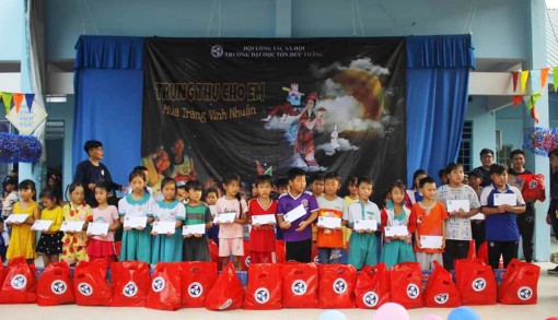 Gần 3.000 phần quà Tết Trung thu cho trẻ em có hoàn cảnh khó khăn xã Vĩnh Nhuận