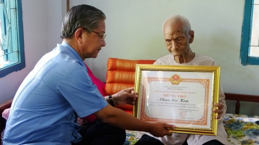 Chúc thọ 3 cụ người Khmer trên 100 tuổi
