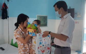 Bệnh viện Sản-Nhi An Giang tặng quà trung thu tại giường cho bệnh nhân nhi