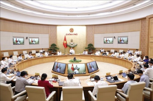 Thủ tướng: Tình hình kinh tế xã hội đang ngày càng tốt hơn
