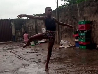 Cậu bé Nigeria giành học bổng nhờ đoạn video múa chân trần trong mưa