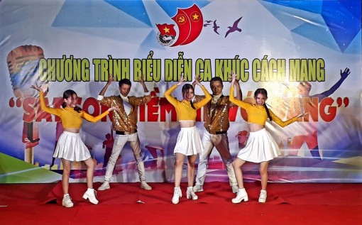 Biểu diễn chương trình ca khúc cách mạng Tuổi trẻ An Giang "Sắt son niềm tin với Đảng"